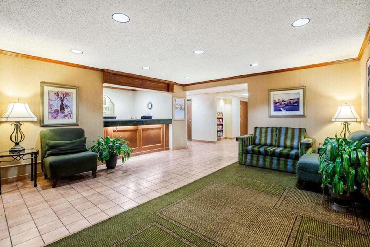 La Quinta Inn By Wyndham Detroit Southgate Exterior photo