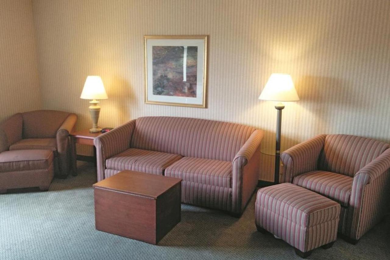 La Quinta Inn By Wyndham Detroit Southgate Exterior photo